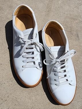 Everlane womens Re-leather sneaker White Leather with Gum Outsole EUC size 9.5